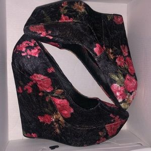 Closed toe wedges